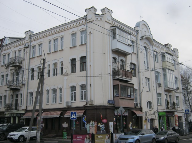 Здание на перекрестке ул. Пушкинской и Багалия