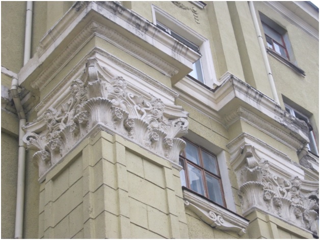 Коринфская колонна на здании в Харькове