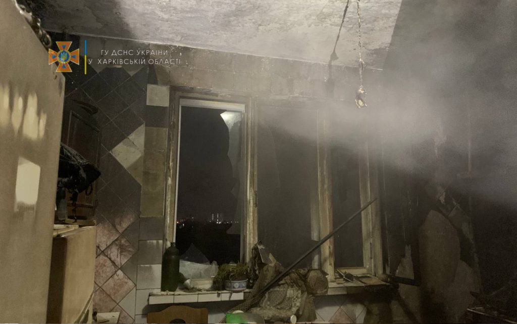 В Харькове в многоэтажке на пожаре погиб человек (фото)
