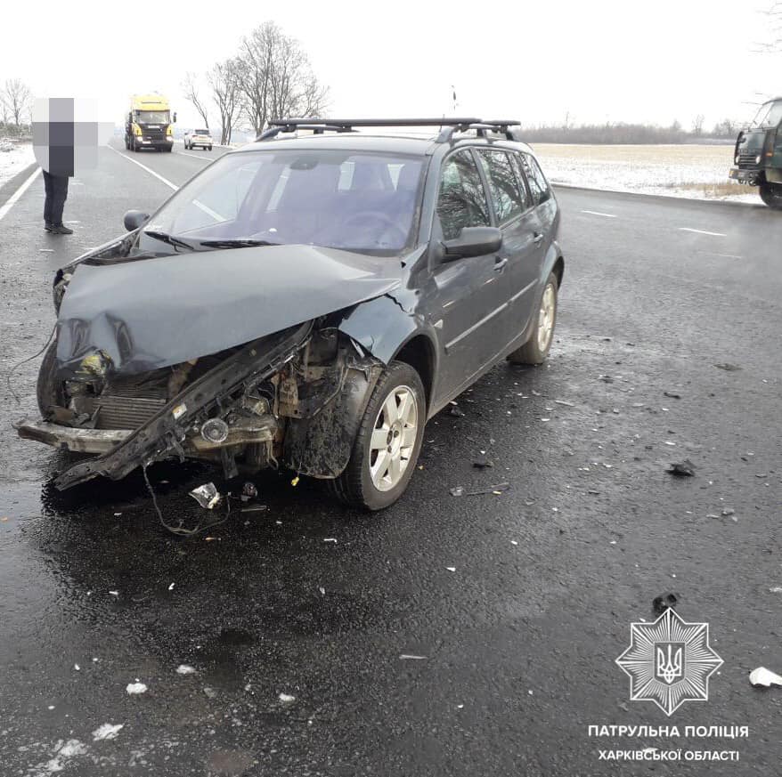 ДТП. Под Харьковом трактор столкнулся с Renault (фото)