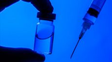 В Украине ввели дополнительную дозу COVID-вакцины для людей со слабым иммунитетом