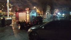 В Харькове сгорел автомобиль, припаркованный возле шестнадцатиэтажки (фото)