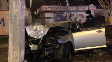 В Харькове автомобиль врезался в столб — пострадали два человека (фото)