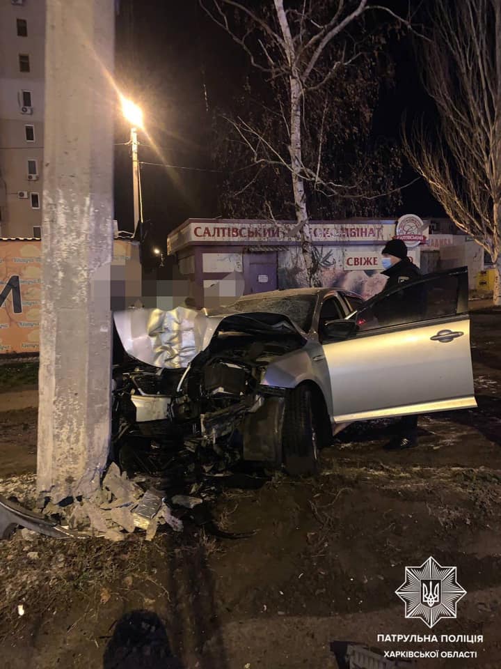 В Харькове автомобиль врезался в столб — пострадали два человека (фото)