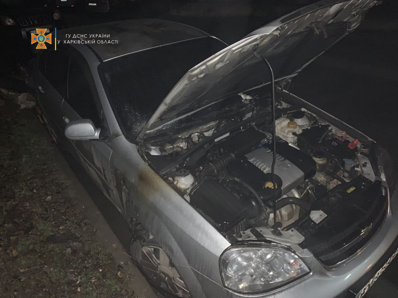 Ночью в Харькове возле многоэтажки сгорел автомобиль (фото)