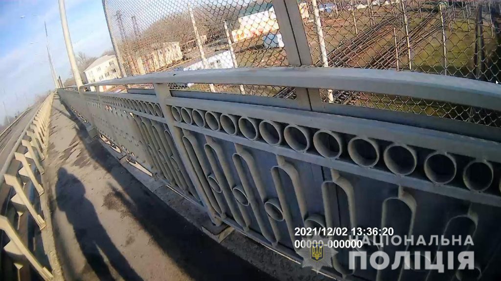 Полицейские на Харьковщине не дали пенсионеру спрыгнуть с моста