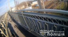 Полицейские на Харьковщине не дали пенсионеру спрыгнуть с моста