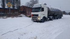 Спасатели вытащили из снежного заноса грузовик с кислородом для больницы в Харькове