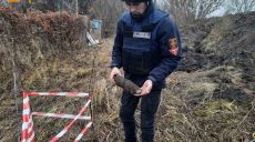 На улице поселка на Харьковщине обнаружили снаряд