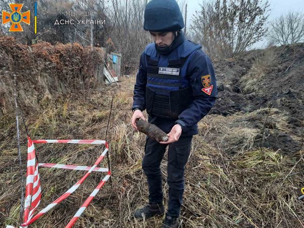На улице поселка на Харьковщине обнаружили снаряд