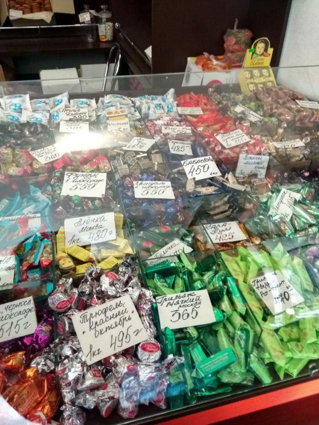В Харькове штрафуют продавцов российских конфет