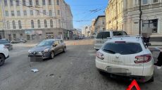ДТП. В Харькове при проезде перекрестка столкнулись три авто (фото)