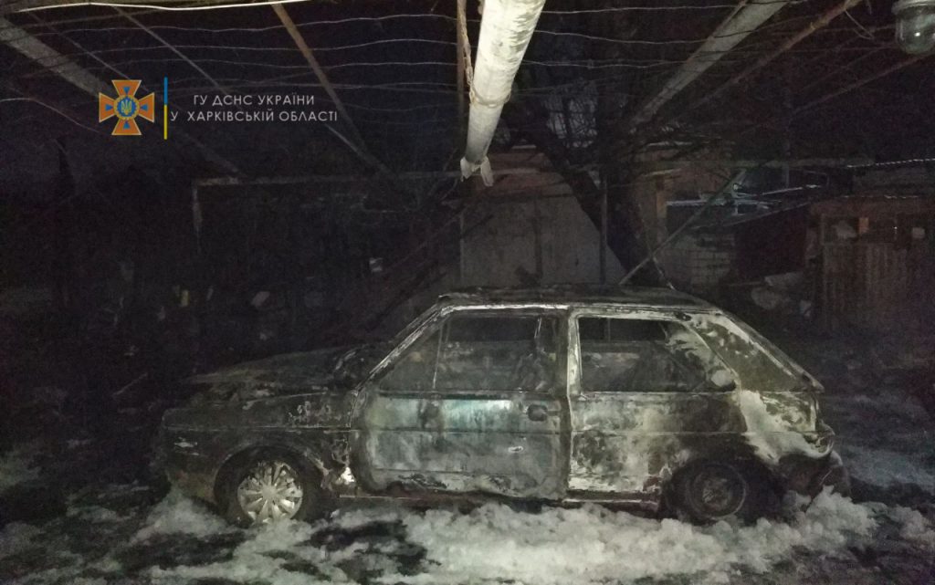 Под Харьковом сгорели Volkswagen Golf и навес, под которым стоял автомобиль (фото)