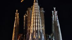 На башне Девы Марии в Саграда Фамилия в Барселоне засияла 12-конечная звезда (видео)