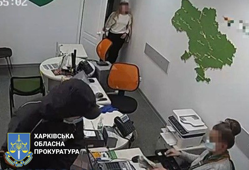23-летний житель Харьковщины проведет 8 лет в тюрьме за нападение на кредитное учреждение (фото)
