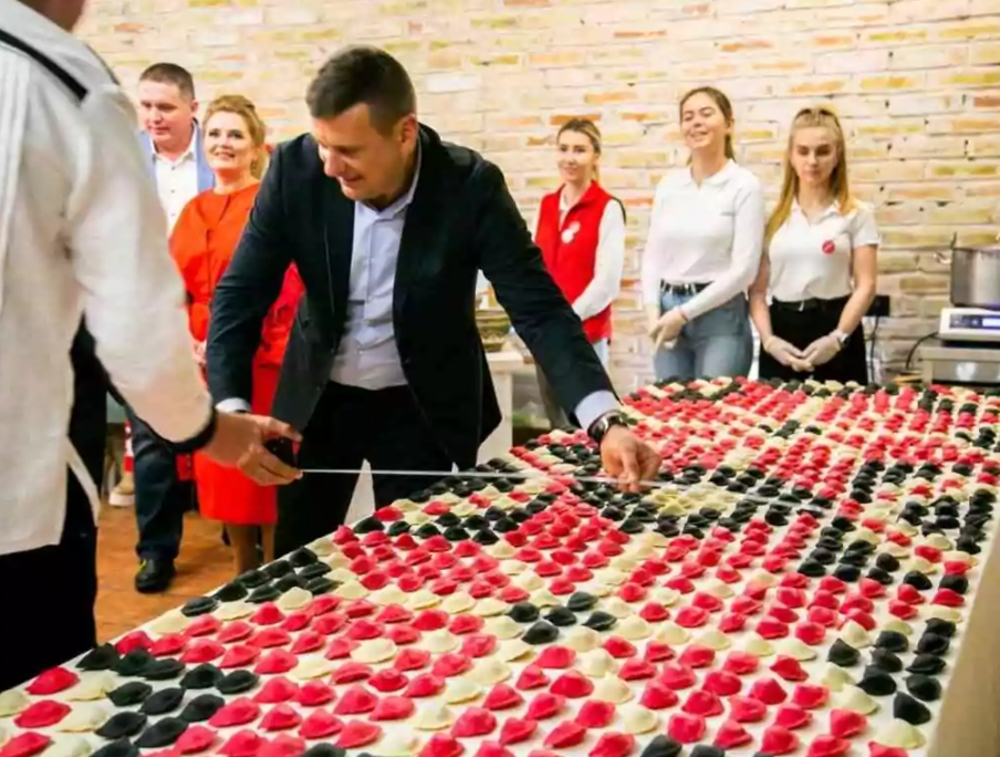 Во Львове собрали рушник из вареников — рекорд Украины (фото)
