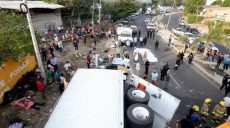 49 погибших: в Мексике в аварию попал трейлер с мигрантами (фото)