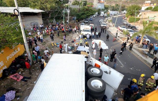 49 погибших: в Мексике в аварию попал трейлер с мигрантами (фото)