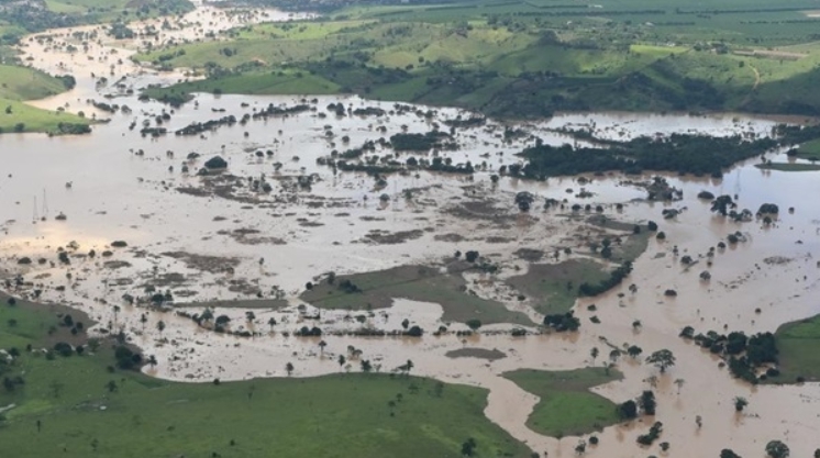 Наводнение в Бразилии: людей эвакуируют тысячами, есть погибшие
