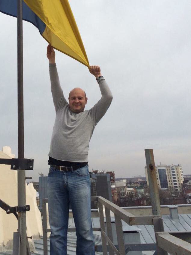 Скакун із прапором України на будівлі ХОДА