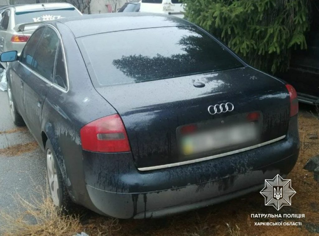 Харьковские патрульные нашли у водителя Audi поддельное свидетельство о регистрации авто (фото)