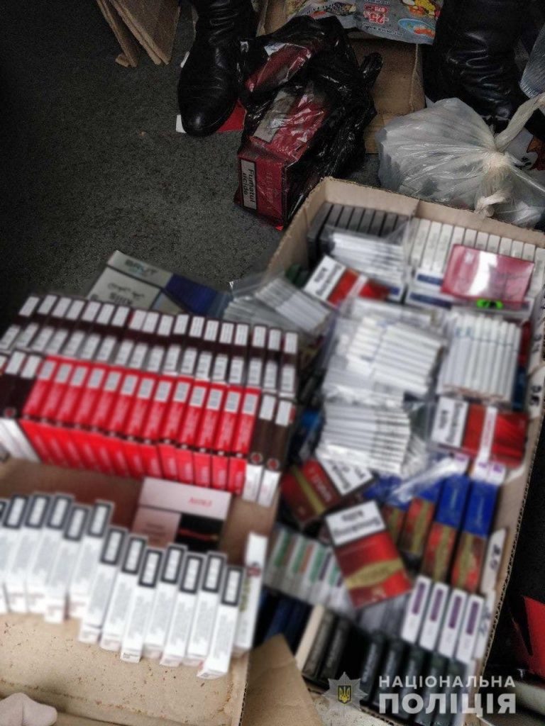 В одном из киосков на Московском проспекте нашли почти 2500 незаконных пачек сигарет (фото)