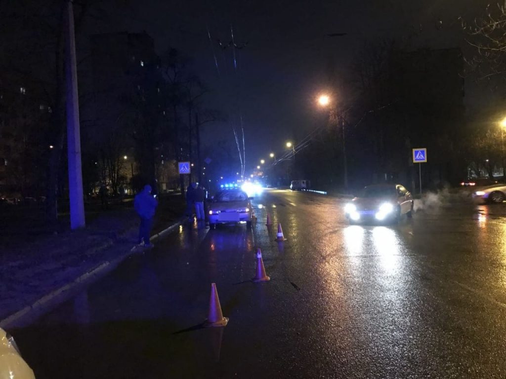 На Салтовке автомобиль сбил двух пешеходов (фото)