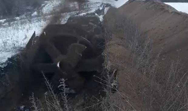 На границе Украины с РФ появились противотанковые рвы (видео)