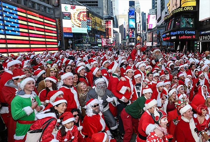 В Нью-Йорке прошел традиционный предновогодний марш Санта-Клаусов (видео)