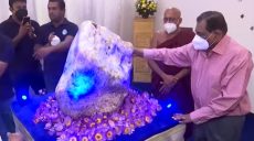 На Шри-Ланке показали удивительной красоты голубой сапфир — самый большой в мире (видео)