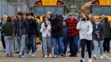 В США трое погибших и много раненых: 15-летний подросток устроил стрельбу в школе (видео)