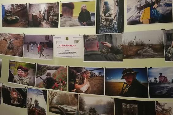 В харьковском Доме Советов открыли фотовыставку «Збройники», посвященную 30-летию ВСУ (фото)