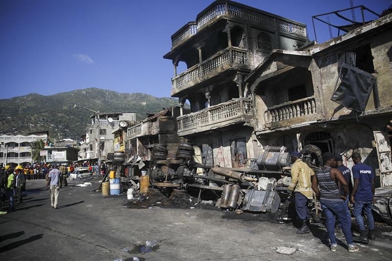 На Гаити взорвался бензовоз: больше 60 погибших, много раненых