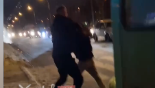 Драка. В Харькове конфликтовали пассажир и водитель маршрутки (видео)