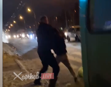 Драка. В Харькове конфликтовали пассажир и водитель маршрутки (видео)