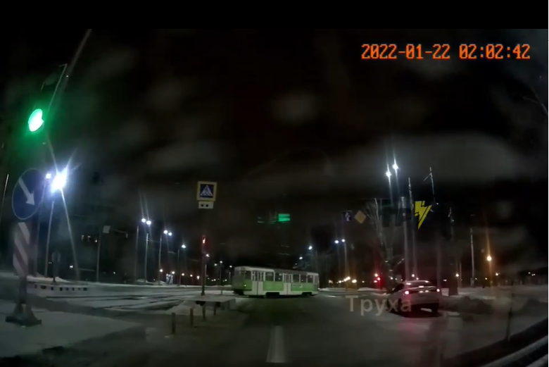 ДТП. В Харькове водитель Mazda пытался проскочить перекресток и врезался в трамвай (видео столкновения)