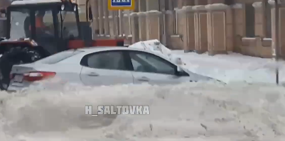 В Харькове коммунальщики «забаррикадировали» снегом автомобиль (видео)