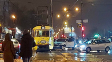 ДТП. В Харькове Lexus столкнулся с трамваем (фото)