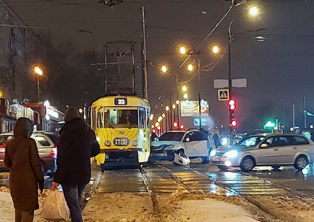 ДТП. В Харькове Lexus столкнулся с трамваем (фото)