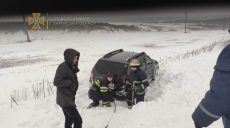 За сутки спасатели дважды вытаскивали автомобили из снежных ловушек в Харьковской области (фото)