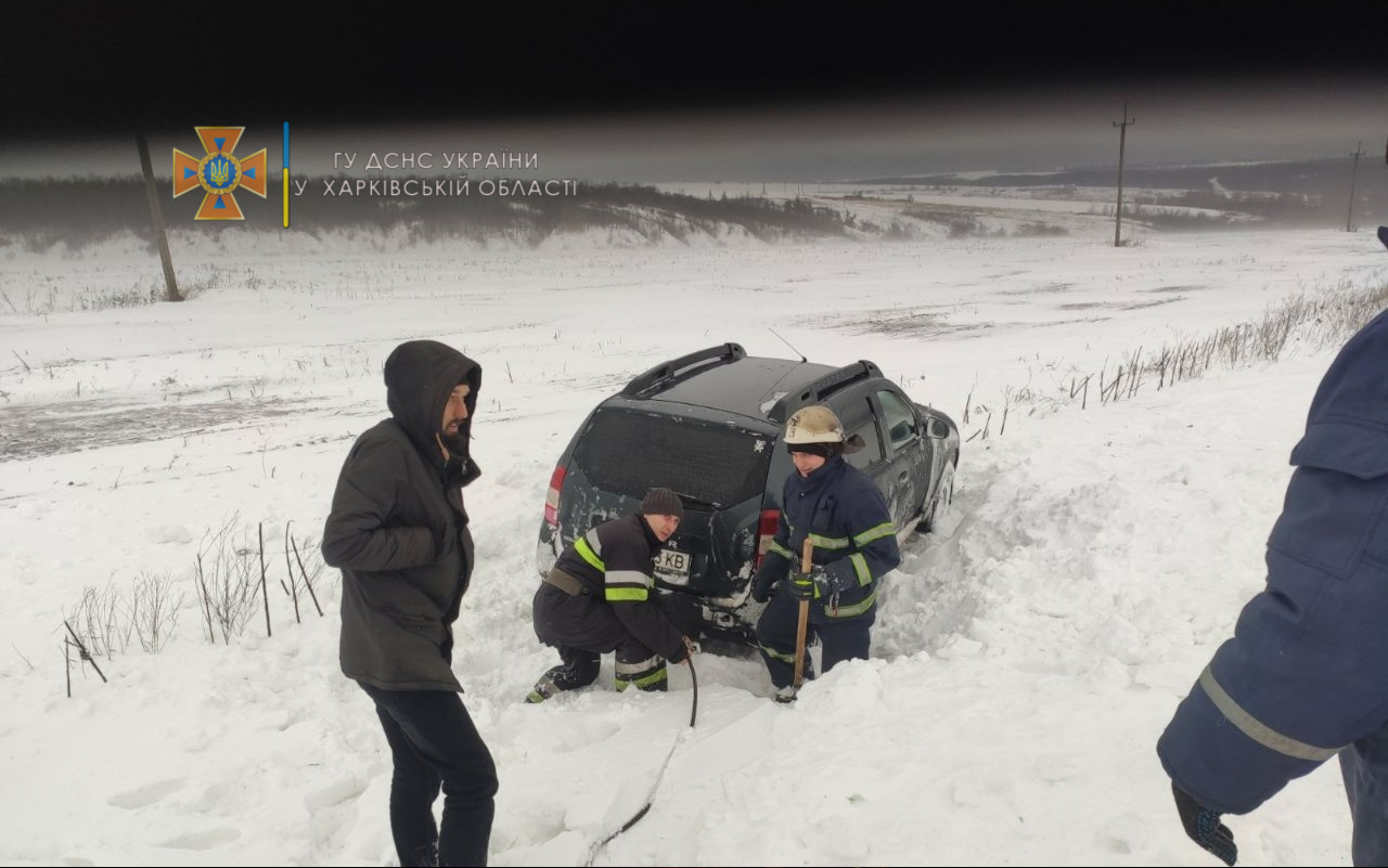 За сутки спасатели дважды вытаскивали автомобили из снежных ловушек в Харьковской области (фото)