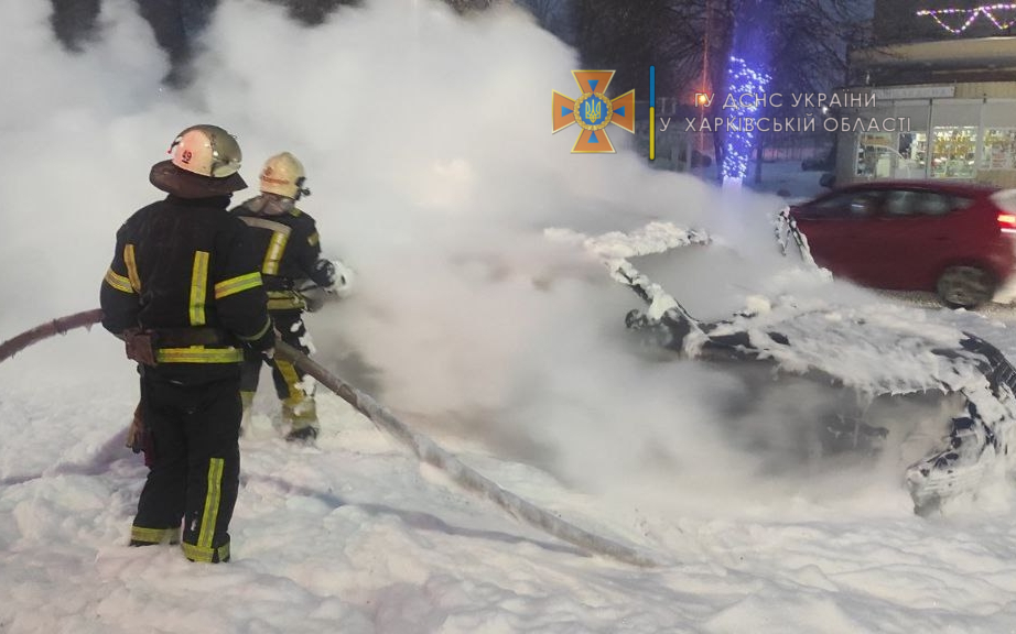 В городе под Харьковом во время движения вспыхнул Volkswagen Passat (фото)