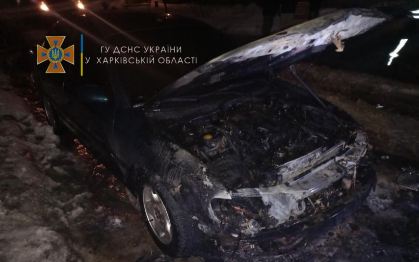 В Харькове во дворе девятиэтажки горел легковой автомобиль (фото)