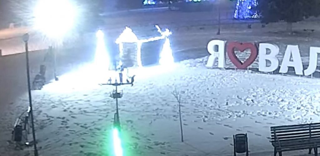В городе на Харьковщине вандалы дважды за праздники повредили домик Деда Мороза (видео)