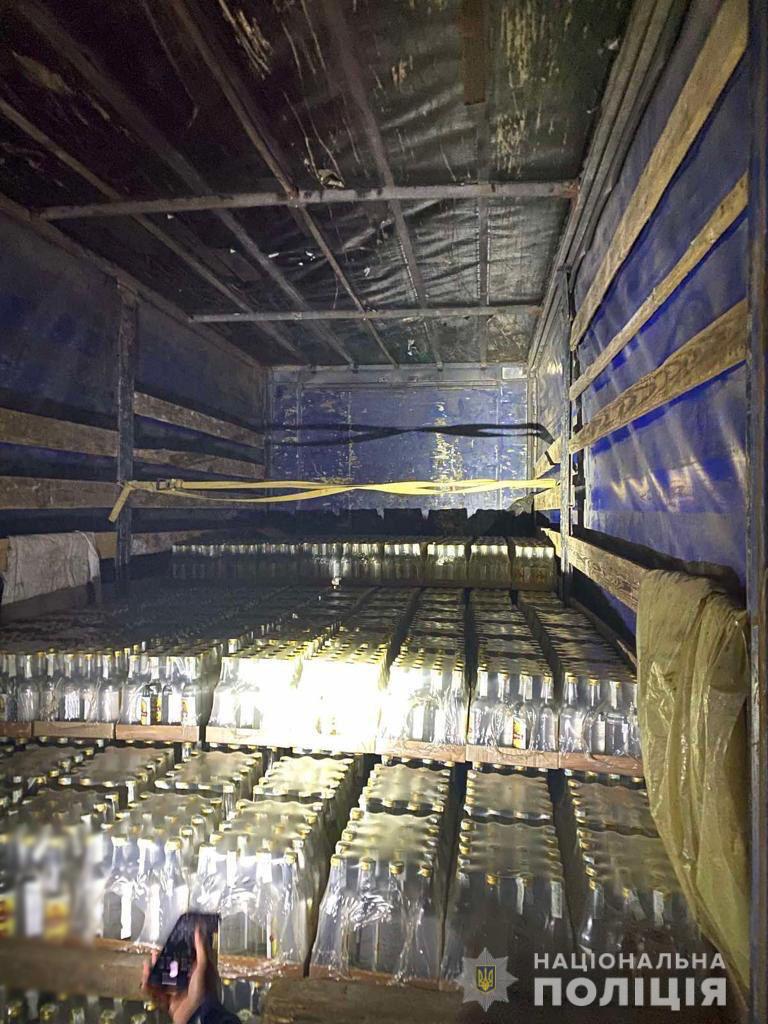 На Харьковщине полицейские обнаружили 13 тысяч бутылок паленой водки в остановленном грузовике (фото)