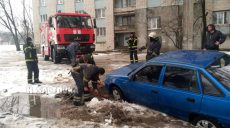 На Салтовке спасатели вытащили из грязи застрявшую иномарку