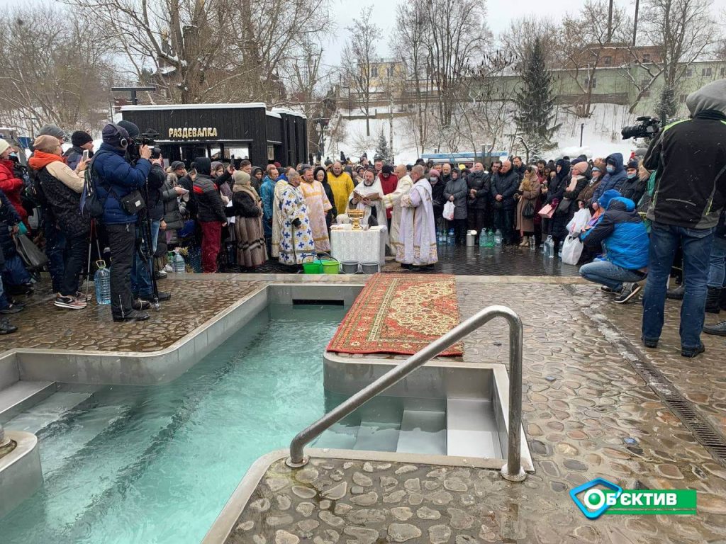 Крещенские купания: в Саржином яру харьковчане окунались в ледяную воду (фото, видео)