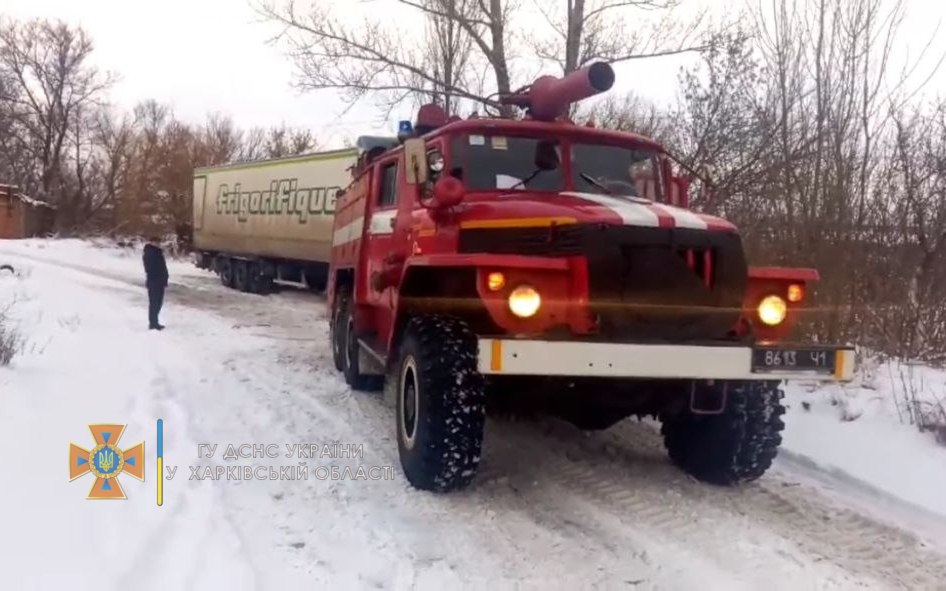 Непогода. В Харькове на дороге застряла фура (фото)