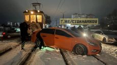 В Харькове легковушка попала под трамвай-снегоочиститель (фото)