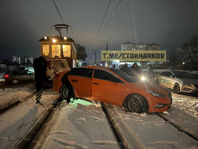 В Харькове легковушка попала под трамвай-снегоочиститель (фото)